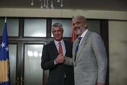 Edi Rama shkruan për Hagën në ditën e Marshit: Farsa është në ditët e fundit, Thaçi do të triumfojë sikurse Kosova Edi Rama shkruan për Hagën në ditën e Marshit: Farsa është në ditët e fundit, Thaçi do të triumfojë sikurse Kosova