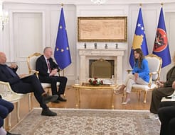 Shefi i ri i Zyrës së BE-së takon Haxhiun: Diskutuam për synimin strategjik të anëtarësimit të Kosovës shumëetnike në BE Shefi i ri i Zyrës së BE-së takon Haxhiun: Diskutuam për synimin strategjik të anëtarësimit të Kosovës shumëetnike në BE