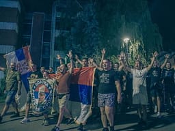 Skena të turpshme në Zvornik të RS-së: Qindra njerëz ndezën qirinj dhe brohoritën “Ratko Mladiq” Skena të turpshme në Zvornik të RS-së: Qindra njerëz ndezën qirinj dhe brohoritën “Ratko Mladiq”