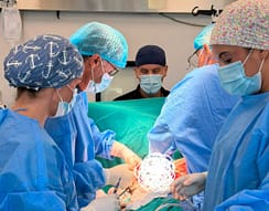 Operacion i rrallë në QKUK: 23 vjeçarit i hiqet tumori 3.5 kilogramësh Operacion i rrallë në QKUK: 23 vjeçarit i hiqet tumori 3.5 kilogramësh