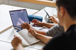 Aftësitë në inteligjencën artificiale po sjellin paga më të larta në Zvicër Aftësitë në inteligjencën artificiale po sjellin paga më të larta në Zvicër