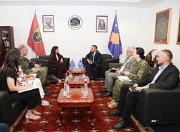 Maqedonci pret zyrtaren e NATO-s, diskutojnë për sigurinë në rajon Maqedonci pret zyrtaren e NATO-s, diskutojnë për sigurinë në rajon