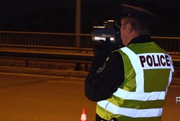 19-vjeçari kapet duke vozitur me shpejtësi të rrezikshme në Ferizaj, policia ia merr patentën për tre muaj 19-vjeçari kapet duke vozitur me shpejtësi të rrezikshme në Ferizaj, policia ia merr patentën për tre muaj