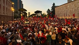 Rezistenca vazhdon te Kryeministria: Nuk ikim nga sheshi pa dhënë Rama dorëheqjen Rezistenca vazhdon te Kryeministria: Nuk ikim nga sheshi pa dhënë Rama dorëheqjen