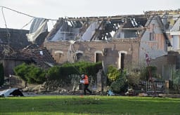 Tornado e fuqishme godet Francën, 39 të lënduar dhe mbi 300 banesa të dëmtuara Tornado e fuqishme godet Francën, 39 të lënduar dhe mbi 300 banesa të dëmtuara