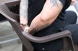 Policia publikon pamje nga aksioni kundër fajdesë në Prizren, ku u arrestuan tre persona Policia publikon pamje nga aksioni kundër fajdesë në Prizren, ku u arrestuan tre persona