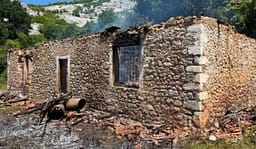 Një banesë e shkrumbuar në Postribë të Shkodrës, dyshohet për një fëmijë të vdekur Një banesë e shkrumbuar në Postribë të Shkodrës, dyshohet për një fëmijë të vdekur