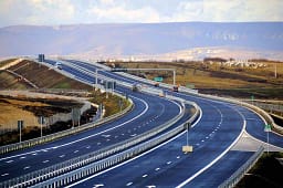 Kufizohet qarkullimi i kamionëve mbi 20 tonë në autoudhë, nesër nga ora 11:00 deri në 17:30 Kufizohet qarkullimi i kamionëve mbi 20 tonë në autoudhë, nesër nga ora 11:00 deri në 17:30