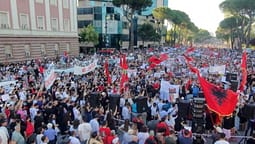 Dita e 19-të e protestës në Tiranë, policia merr në hetim 27 persona Dita e 19-të e protestës në Tiranë, policia merr në hetim 27 persona