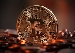 Merr hov tregu i kriptomonedhave, Bitcoin kalon 70 mijë dollarëshin Merr hov tregu i kriptomonedhave, Bitcoin kalon 70 mijë dollarëshin