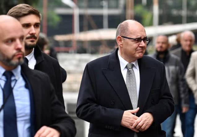 Largimi i Schmidtit nxit spekulime për përplasje me partnerët ndërkombëtarë Largimi i Schmidtit nxit spekulime për përplasje me partnerët ndërkombëtarë