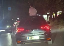 Pasagjeri nxori gjysmën e trupit nga vetura, shoferi gjobitet me 150 euro Pasagjeri nxori gjysmën e trupit nga vetura, shoferi gjobitet me 150 euro