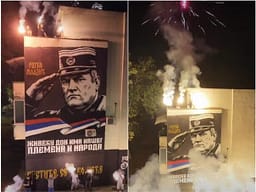 Qyteti serb glorifikon kriminelin e luftës Mladiq, muralit i bëhen homazhe me pishtarë Qyteti serb glorifikon kriminelin e luftës Mladiq, muralit i bëhen homazhe me pishtarë