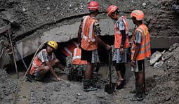 Mrekulli në Nepal, shpëtohen të gjallë dy punëtorë pas 9 ditësh në tunel Mrekulli në Nepal, shpëtohen të gjallë dy punëtorë pas 9 ditësh në tunel