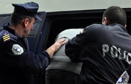 Bastisje për bixhoz në Deçan, sekuestrohet armë automatike – dy persona dërgohen në mbajtje Bastisje për bixhoz në Deçan, sekuestrohet armë automatike – dy persona dërgohen në mbajtje