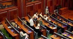 PDK i ka dërguar sërish kërkesë Deharit për thirrje të seancës, deputetët e tyre shkojë në ora 11:00 në sallë PDK i ka dërguar sërish kërkesë Deharit për thirrje të seancës, deputetët e tyre shkojë në ora 11:00 në sallë