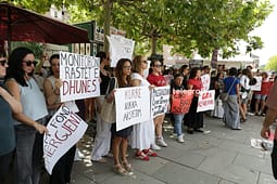 “Gratë vriten, shteti hesht”, protestuesit dalin me kërkesa urgjente për mbrojtjen e grave “Gratë vriten, shteti hesht”, protestuesit dalin me kërkesa urgjente për mbrojtjen e grave