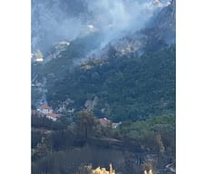 Era e fortë afron flakët pranë banesave në Abaze të Krujës, po ndërhyhet me helikopter Era e fortë afron flakët pranë banesave në Abaze të Krujës, po ndërhyhet me helikopter