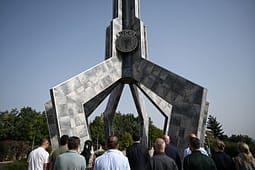 Kurti bën homazhe në Han të Elezit: Gjaku i dëshmorëve është në themelet e Republikës Kurti bën homazhe në Han të Elezit: Gjaku i dëshmorëve është në themelet e Republikës