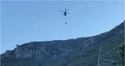 Krujë: Zjarri mbi lagjen Abaze mbetet aktiv prej 5 ditësh, ndërhyhet nga ajri dhe toka Krujë: Zjarri mbi lagjen Abaze mbetet aktiv prej 5 ditësh, ndërhyhet nga ajri dhe toka