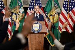 Bessent sugjeron se vendimi i Emirateve të Bashkuara Arabe për pezullimin e tregtisë me Iranin “s’ishte i rastësishëm” Bessent sugjeron se vendimi i Emirateve të Bashkuara Arabe për pezullimin e tregtisë me Iranin “s’ishte i rastësishëm”