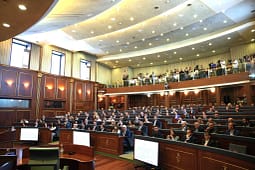 A mund ta zhbllokojë Gjykata Kushtetuese ngërçin në Kuvend? A mund ta zhbllokojë Gjykata Kushtetuese ngërçin në Kuvend?