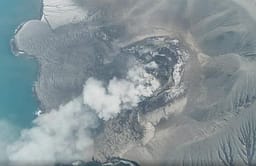Shpërthen vullkani Krakatoa në Indonezi, kaos në trafikun ajror, pezullohen fluturimet në 6 aeroporte Shpërthen vullkani Krakatoa në Indonezi, kaos në trafikun ajror, pezullohen fluturimet në 6 aeroporte