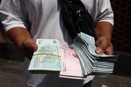 Paga reale bazë e punëtorëve iranianë është më shumë se përgjysmuar gjatë dekadës së fundit Paga reale bazë e punëtorëve iranianë është më shumë se përgjysmuar gjatë dekadës së fundit