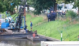 Alarm në Berlin, zbulohet në fundin e një kanali një bombë e Luftës së Dytë Botërore! Evakuohen mbi 5500 shtëpi Alarm në Berlin, zbulohet në fundin e një kanali një bombë e Luftës së Dytë Botërore! Evakuohen mbi 5500 shtëpi