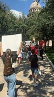 Shqiptarët e Teksasit protestuan në Austin në mbështetje të UÇK-së Shqiptarët e Teksasit protestuan në Austin në mbështetje të UÇK-së