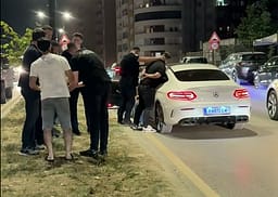 Mosmarrëveshje në komunikacion në Rrugën C, tensione mes qytetarëve – ndërhyn Policia Mosmarrëveshje në komunikacion në Rrugën C, tensione mes qytetarëve – ndërhyn Policia