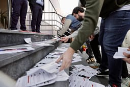 Rinia e PDK’së nesër zhvillon aksion simbolik para Kuvendit Rinia e PDK’së nesër zhvillon aksion simbolik para Kuvendit