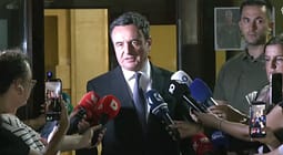 Kurti për 6 deputetët e LDK-së: Qëndrimi i tyre është i papërgjegjshëm dhe i dëmshëm, duket se duan zgjedhjet e reja Kurti për 6 deputetët e LDK-së: Qëndrimi i tyre është i papërgjegjshëm dhe i dëmshëm, duket se duan zgjedhjet e reja