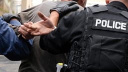 Arrestohet një shtetas i Maqedonisë së Veriut, e goditi me gotë qelqi një shtetas të Kosovës në një restorant në Shtërpcë Arrestohet një shtetas i Maqedonisë së Veriut, e goditi me gotë qelqi një shtetas të Kosovës në një restorant në Shtërpcë