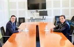 Kurti i përgjigjet Abixhikut: E ndoqa qëndrimin e mikut tim – nuk është pak ta marrësh Kryetarin e Kuvendit Kurti i përgjigjet Abixhikut: E ndoqa qëndrimin e mikut tim – nuk është pak ta marrësh Kryetarin e Kuvendit