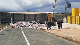 Vetaksident në autostradën “Ibrahim Rugova”, kamioni me zhavorr bllokon një pjesë të rrugës Vetaksident në autostradën “Ibrahim Rugova”, kamioni me zhavorr bllokon një pjesë të rrugës