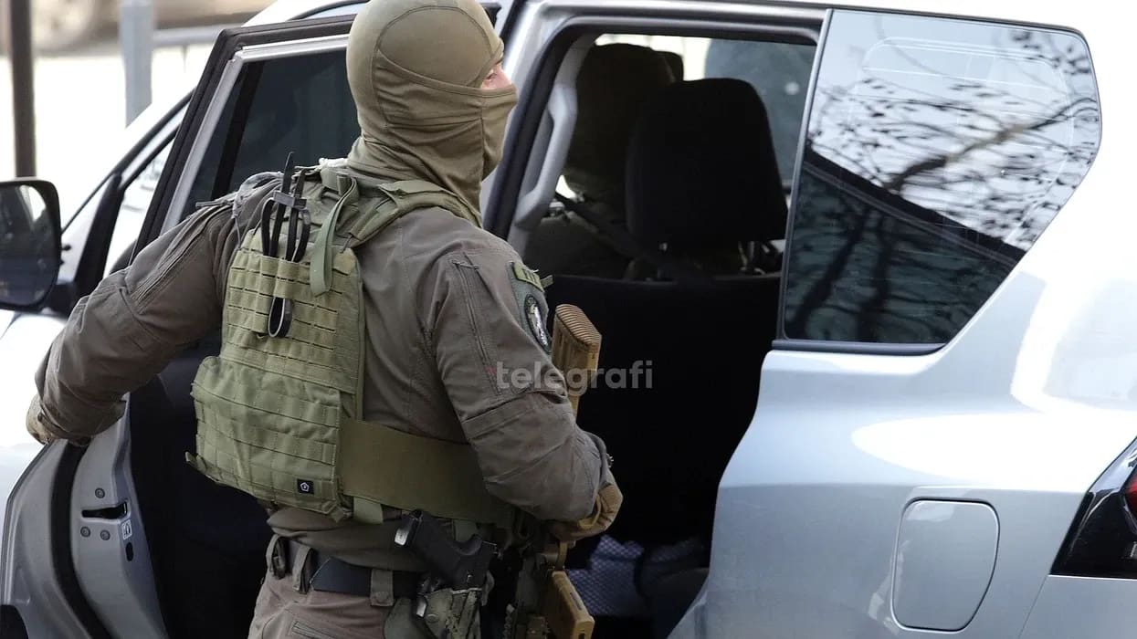 Arrestohet në Gjakovë një person i kërkuar nga INTERPOL-i për “vjedhje të rëndë” Arrestohet në Gjakovë një person i kërkuar nga INTERPOL-i për “vjedhje të rëndë”