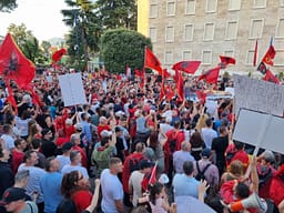 Protesta për Zvërnecin hyn në ditën e 24-të, qytetarët protestojnë para Kryeministrisë Protesta për Zvërnecin hyn në ditën e 24-të, qytetarët protestojnë para Kryeministrisë