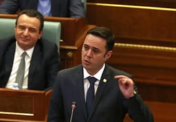 Kurti godet LDK’në që po e kërkon presidentin: S’po mbajmë zgjedhje fare pra e po takohemi si liderë fisesh Kurti godet LDK’në që po e kërkon presidentin: S’po mbajmë zgjedhje fare pra e po takohemi si liderë fisesh