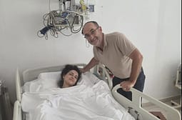 Nënkryetari i Ferizajt viziton pacienten e lënduar nga zjarri i hotelit në Vlorë, ndërsa për dy motrat e tjera thotë se kanë kaluar krizën e rëndë Nënkryetari i Ferizajt viziton pacienten e lënduar nga zjarri i hotelit në Vlorë, ndërsa për dy motrat e tjera thotë se kanë kaluar krizën e rëndë