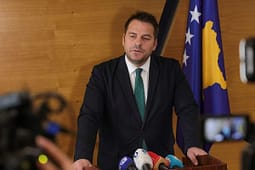 Armend Muja e çon shefin e AUV-it si Drejtor të përkohshëm të Agjencisë së Pyjeve Armend Muja e çon shefin e AUV-it si Drejtor të përkohshëm të Agjencisë së Pyjeve