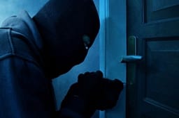 Arrestohet një person në Mitrovicë të Jugut, dyshohet se grabiti stoli ari dhe para Arrestohet një person në Mitrovicë të Jugut, dyshohet se grabiti stoli ari dhe para