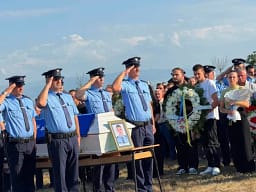 I jepet lamtumira e fundit, policit që vdiq në krye të detyrës I jepet lamtumira e fundit, policit që vdiq në krye të detyrës