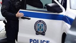 Kapen 100 kg kokainë në aeroportin e Athinës, ishte fshehur mes një ngarkese me trëndafila -arrestohen 6 persona, mes tyre shqiptarë Kapen 100 kg kokainë në aeroportin e Athinës, ishte fshehur mes një ngarkese me trëndafila -arrestohen 6 persona, mes tyre shqiptarë