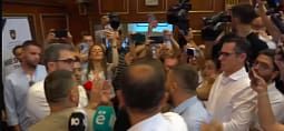 Mërgim Lushtaku shtyhet fizikisht me Adnan Rrustemin gjatë adresimit për media, ndërhyjnë deputetet tjerë Mërgim Lushtaku shtyhet fizikisht me Adnan Rrustemin gjatë adresimit për media, ndërhyjnë deputetet tjerë