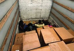 Doganat e Maqedonisë kapin tre imigrantë në Shkup, ishin fshehur në një kamion Doganat e Maqedonisë kapin tre imigrantë në Shkup, ishin fshehur në një kamion
