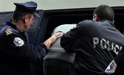 Arrestohet një person në Skenderaj pas sulmit ndaj zyrtarit policor Arrestohet një person në Skenderaj pas sulmit ndaj zyrtarit policor