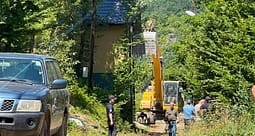 Rrënohen “shtëpi pushimi” pa leje në Rezallë të Zubin-Potokut, Elshani thotë se policia po asiston Rrënohen “shtëpi pushimi” pa leje në Rezallë të Zubin-Potokut, Elshani thotë se policia po asiston