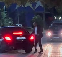 Bedri Hamza takon Kurtin një ditë para seancës, shihet duke dalë nga ndërtesa e Qeverisë Bedri Hamza takon Kurtin një ditë para seancës, shihet duke dalë nga ndërtesa e Qeverisë