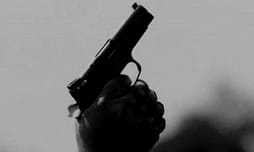 Shtiu me armë zjarri në ajër, Policia të dyshuarit në Deçan ia gjen një AK 47 Shtiu me armë zjarri në ajër, Policia të dyshuarit në Deçan ia gjen një AK 47